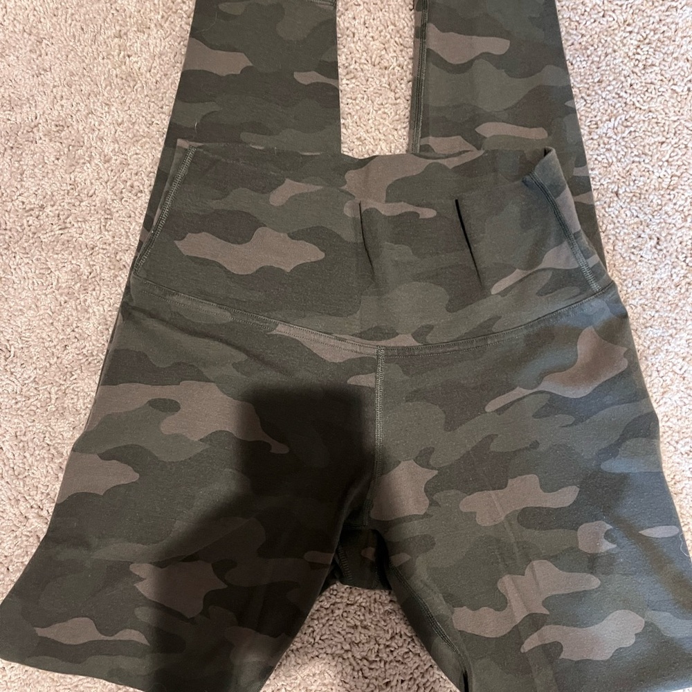 Old Navy Active Green Camouflage Leggings